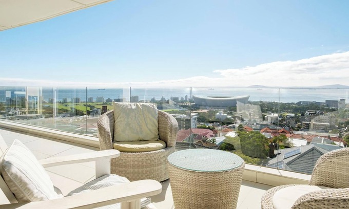 Green Point Apartment | Spacious 3Bed Apt Overlooking Cape Town Panova