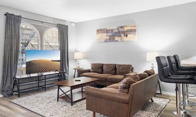 North University Apartment | Spacious 3BR/2BA next to UT 6388