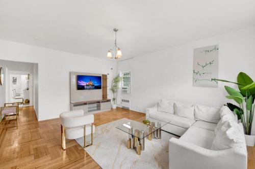 Southeast Yonkers House | Spacious 3BR Luxe Escape near NYC