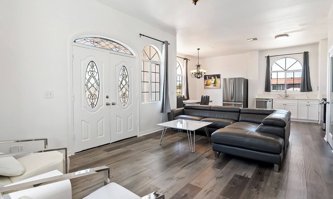 NoHo Arts District Apartment | Spacious 4-bed 2.5bath modern apartment in Los Angeles by Universal studio/HW