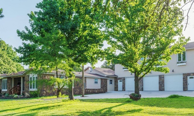 Langston Bed & Breakfast | Spacious 4-Bed 4-Bath Lakeside Retreat at Ballards by The Lake