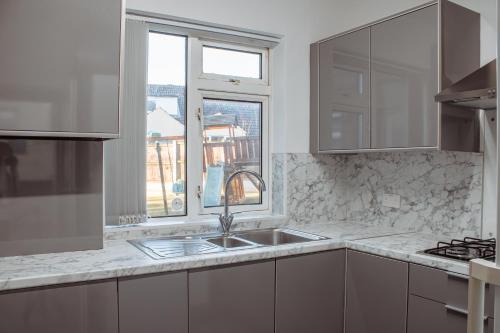 Roundhay Apartment | Spacious 4-Bed Flat - 10 Mins to City Centre