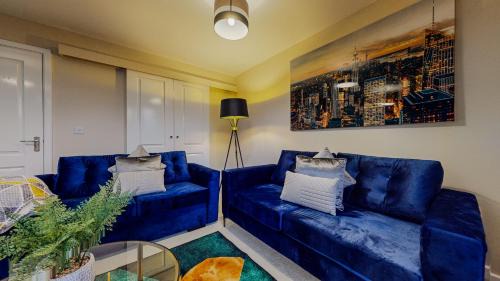 Peterborough House | Spacious 4 Bedroom, 3 Bath House by Jesswood Properties Contractors, Business and Leisure with Free Parking and WIFI