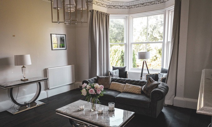 Stirling Apartment | Spacious 4 Bedroom Flat in Stirling