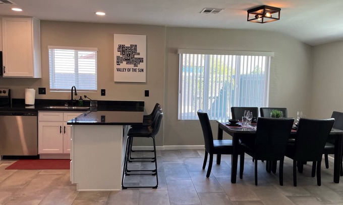 Encanto House | Spacious 4-bedroom house in Midtown Phoenix with fenced yard. Close to airport.