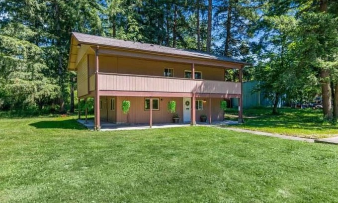 McKenna House | Spacious 4-bedroom house in delightful Roy with WiFi