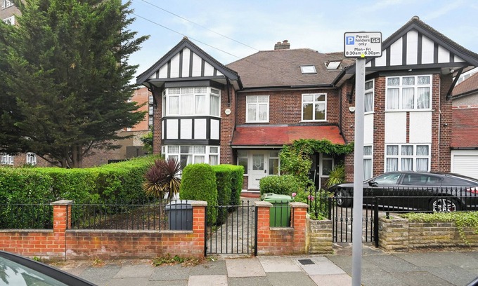 Brondesbury Park House | Spacious 4-Bedroom Luxury Retreat in Willesden