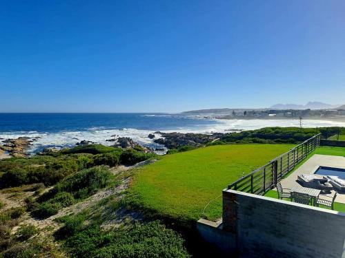 Sandbaai House | Spacious 4 Bedroom on the Beach