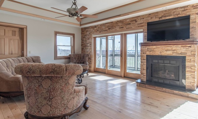 Hammond House | Spacious 4-bedroom overlooking Singer Castle including boat slip on the river