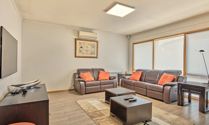 Caulfield North House | Spacious 4 beds, 2 baths family home near Caulfield park/racecourse/station