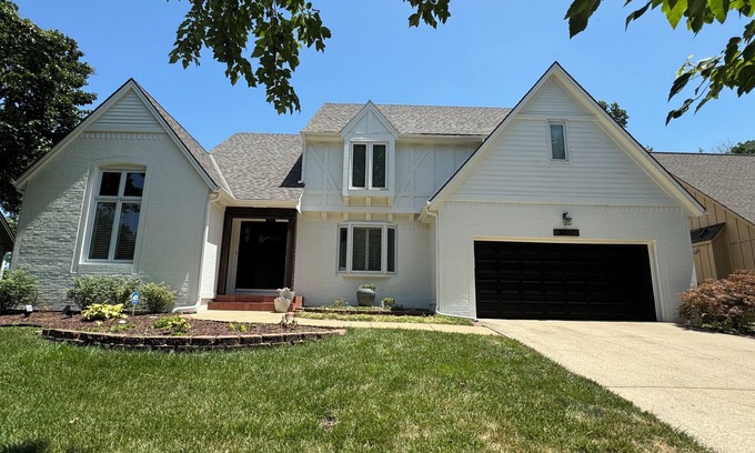 Overland Park House | Spacious 4 BR house; quiet suburb with amazing hwy access!