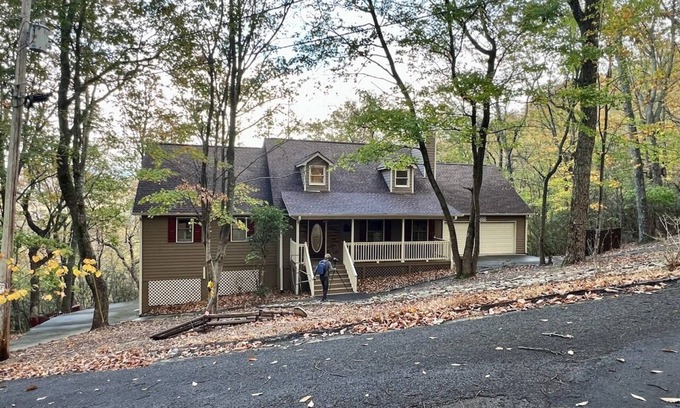 Tate House | Spacious 4 BR house in gated Bent Tree- min from downtown Jasper-Gateway to N GA