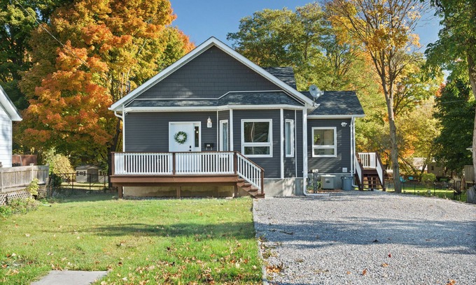 Fenelon Falls House | Spacious 4Bdrm Home Patio, BBQ, Walk to Lake - Holiday Home
