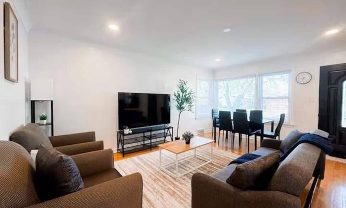 Skokie House | Spacious 4BR Family Retreat | Near Malls, Dining & Downtown | Sleeps 12+