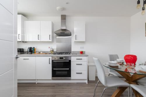 Milton Keynes House | Spacious 4BR House EV Parking Near Centre MK