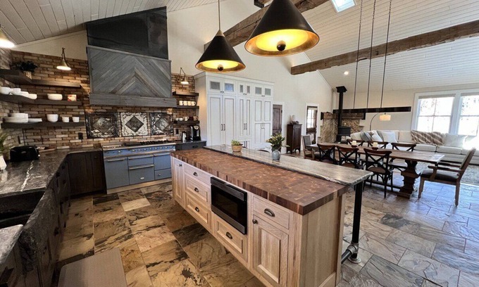 Hermosa House | Spacious 4BR w/Yard, Hot Tub, Game Room, Pond & Creek