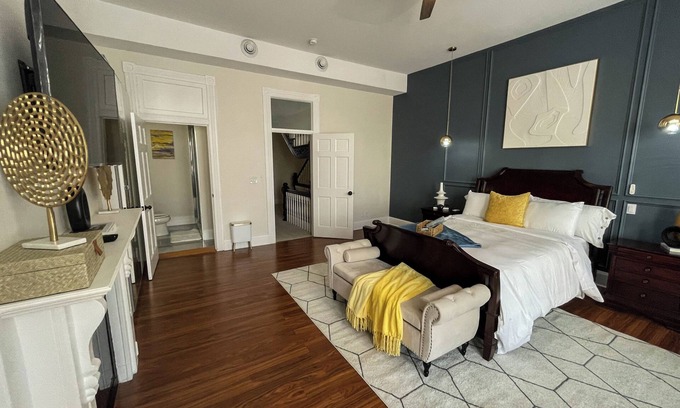 Downtown Baltimore House | Spacious 5-bdrm house w/WiFi, AC, and Laundry in charming MT. Vernon Baltimore