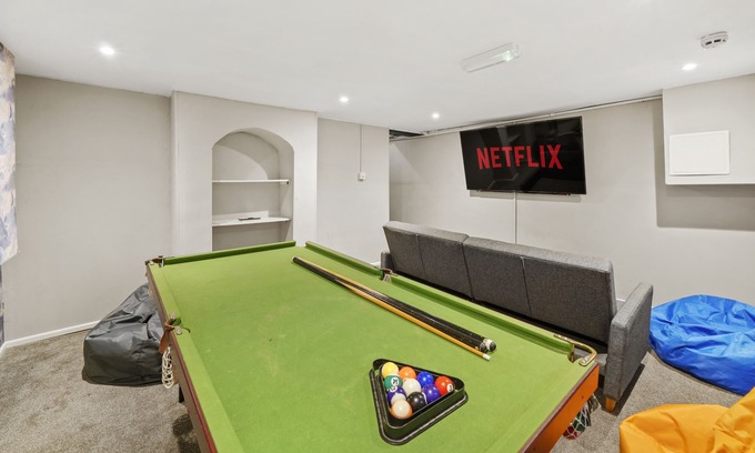 Chatham House | Spacious 5-Bed TownHouse-Parking-Wifi