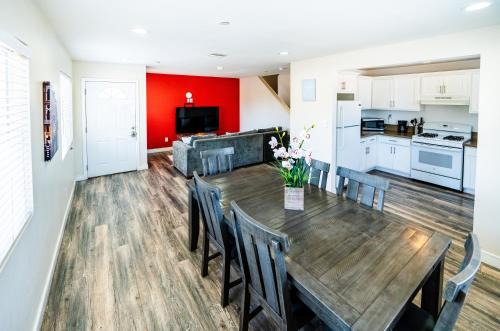 Los Angeles Apartment | Spacious 5 Bedroom 3 Bath Modern Home by Downtown LA With Parking