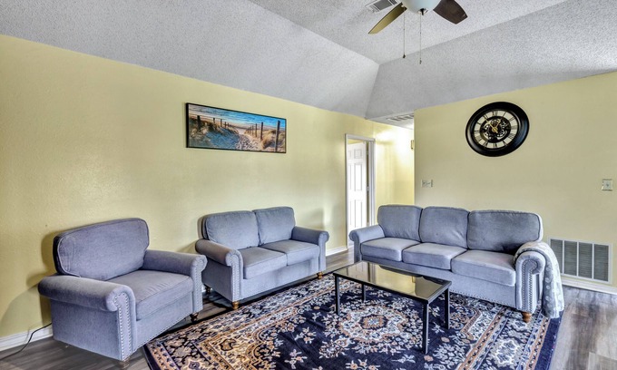 Gordonville Cabin | Spacious 5-bedroom cabin in charming Howe with WiFi, AC