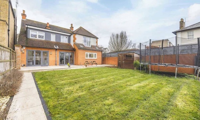 Windsor House | Spacious 5-Bedroom Home in Windsor