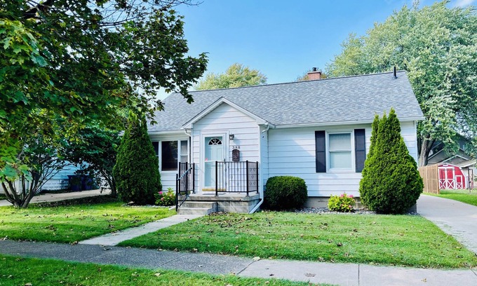 Manistee House | Spacious 5-bedroom house walking-distance to downtown Manistee and 1st St Beach!