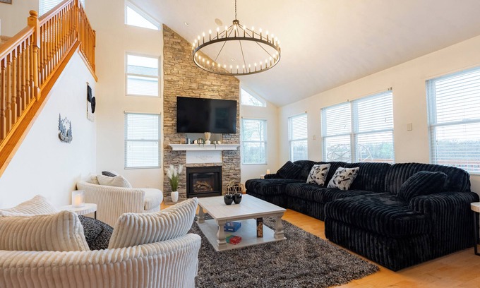 Jefferson Township House | Spacious 5-bedroom house with Majestic Views Hot Tub in delightful Hidden Valley