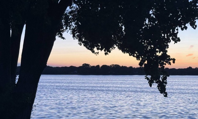 Menasha House | Spacious 5-bedroom house on Lake Butte des Morts in lovely Menasha.