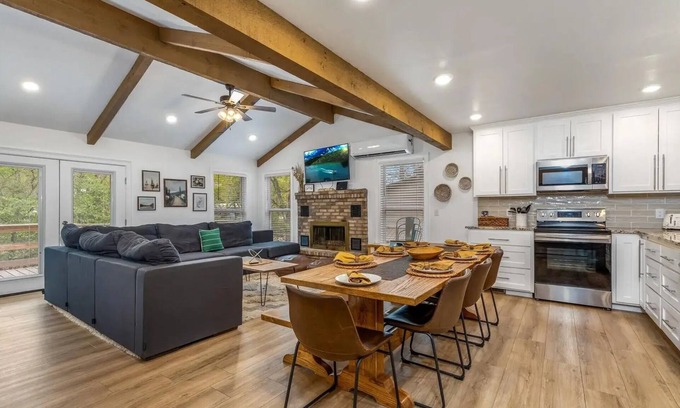 Grove House | Spacious 5-bedroom house in Grove with AC, Wifi, Boat Parking. Sleeps 14.