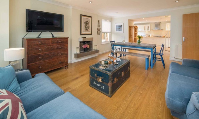 Seaview Apartment | Spacious 5 bedroom split level flat with three bathrooms and open plan kitchen living area, sleeps