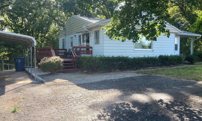 Glen Carbon House | Spacious 5-bedroom house in gorgeous Glen Carbon with AC