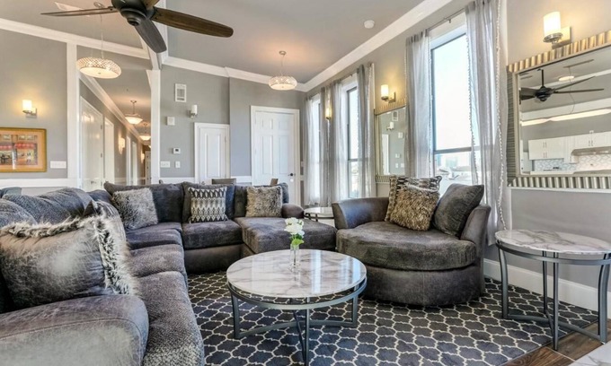 Faubourg Lafayette Condo | Spacious 5-bedroom condo in charming New Orleans