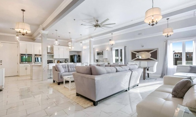 Faubourg Lafayette Apartment | Spacious 5-Bedroom Penthouse In New Orleans Sleeps 11