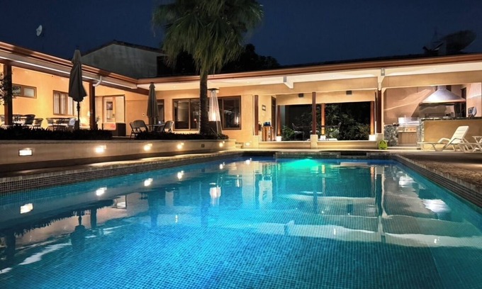 Escazu House | Spacious 5-bedroom villa in fantastic Escazú with AC, WiFi