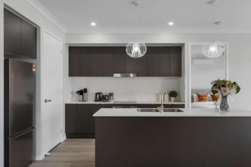 Park Ridge House | Spacious 5BR Family Home Park Ridge Comfort