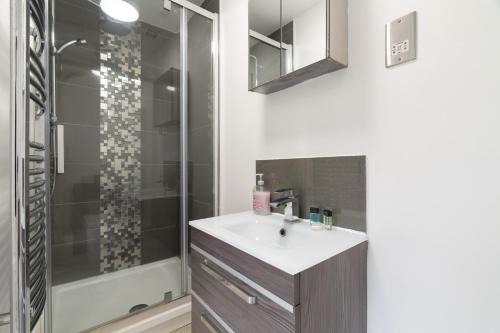 Peterborough House | Spacious 5BR, Sleeps 10 Guests in City Centre