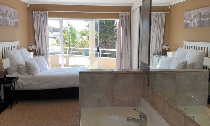 Bloubergstrand House | Spacious 6-bed 5 bath west beach house in charming Cape Town with WiFi