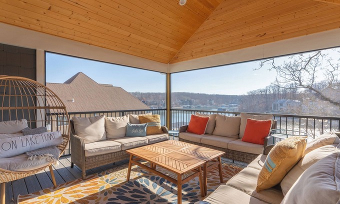 Osage Beach House | Spacious 6-bedroom house in lovely Sunrise Beach MM 14