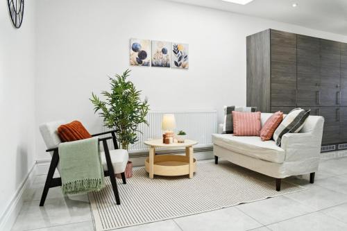 Walsall House | Spacious 6-Bedroom/6-Bathroom Stay in Bloxwich