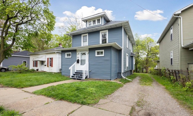 Lansing House | Spacious 6-bedroom building in fabulous Lansing with WiFi, AC