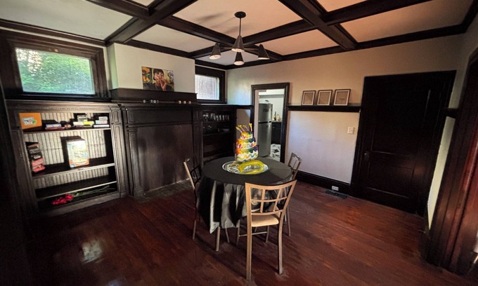 Mount Washington House | Spacious 6-bedroom house in mt washington with pokerroom