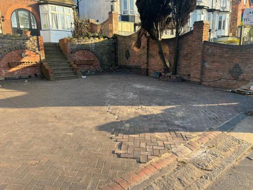 Erdington House | Spacious 6-Bedroom Home Erdington Free Parking for 3-Vans 3-Showers 4-WCs Near M6 J6 City Centre Airport NEC Contractors Groups & Long Stay