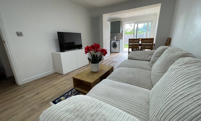 Reading House | Spacious 6 Bedroom Home|FREE Parking & Wi-Fi|Garden