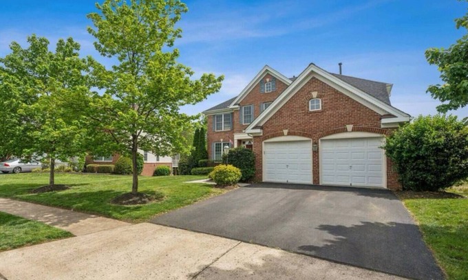 Aldie House | Spacious 6-bedroom house in charming Ashburn with fitness room, AC