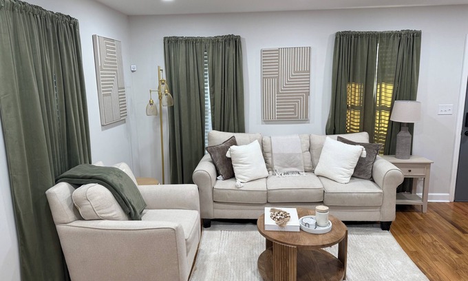 Atlanta University Center House | Spacious 6 bedroom house in lovely Atlanta By Mercedes Benz. Great for groups