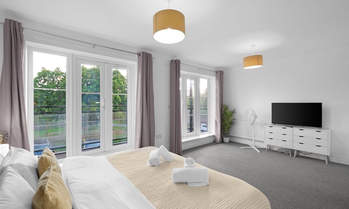 Slough House | Spacious 6 Bedroom House in Denton Way