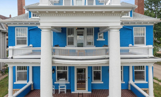 Dubuque House | Spacious 7-bedroom house- unique history, modern comforts and incredible views