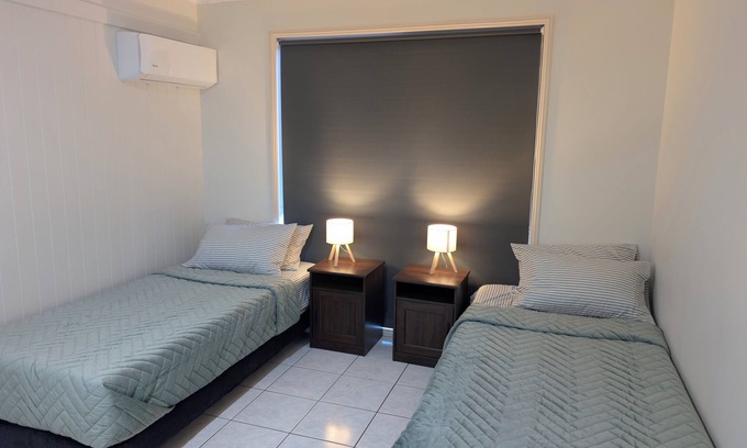 Parkwood House | Spacious 7-Bedroom Retreat with Private Pool and near Theme Parks & Beaches