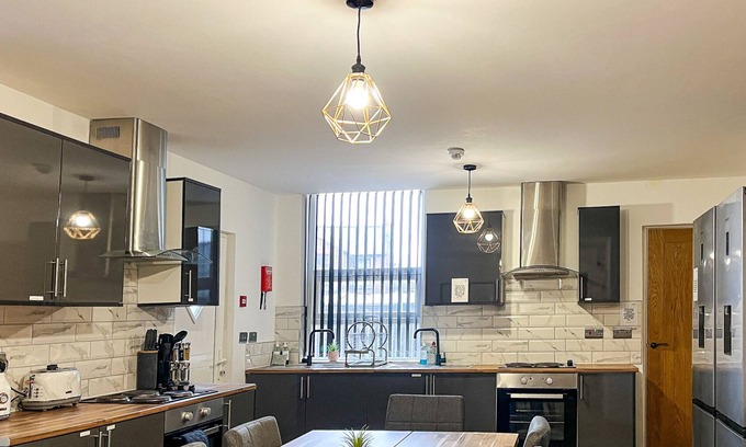 Manchester House | Spacious 9-Bed Home with Large Driveway