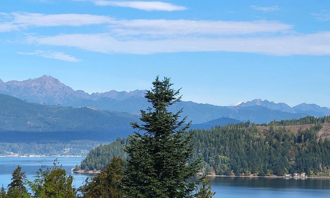 Union House | Spacious A-frame w/mountain & water views, New Hot Tub, AC, Fireplace, W/D